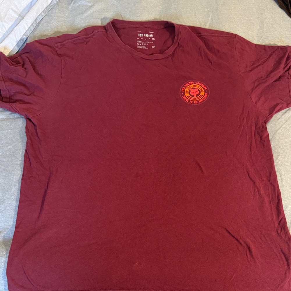Fox Men’s Maroon Short-Sleeve Graphic Tee with Chest Emblem